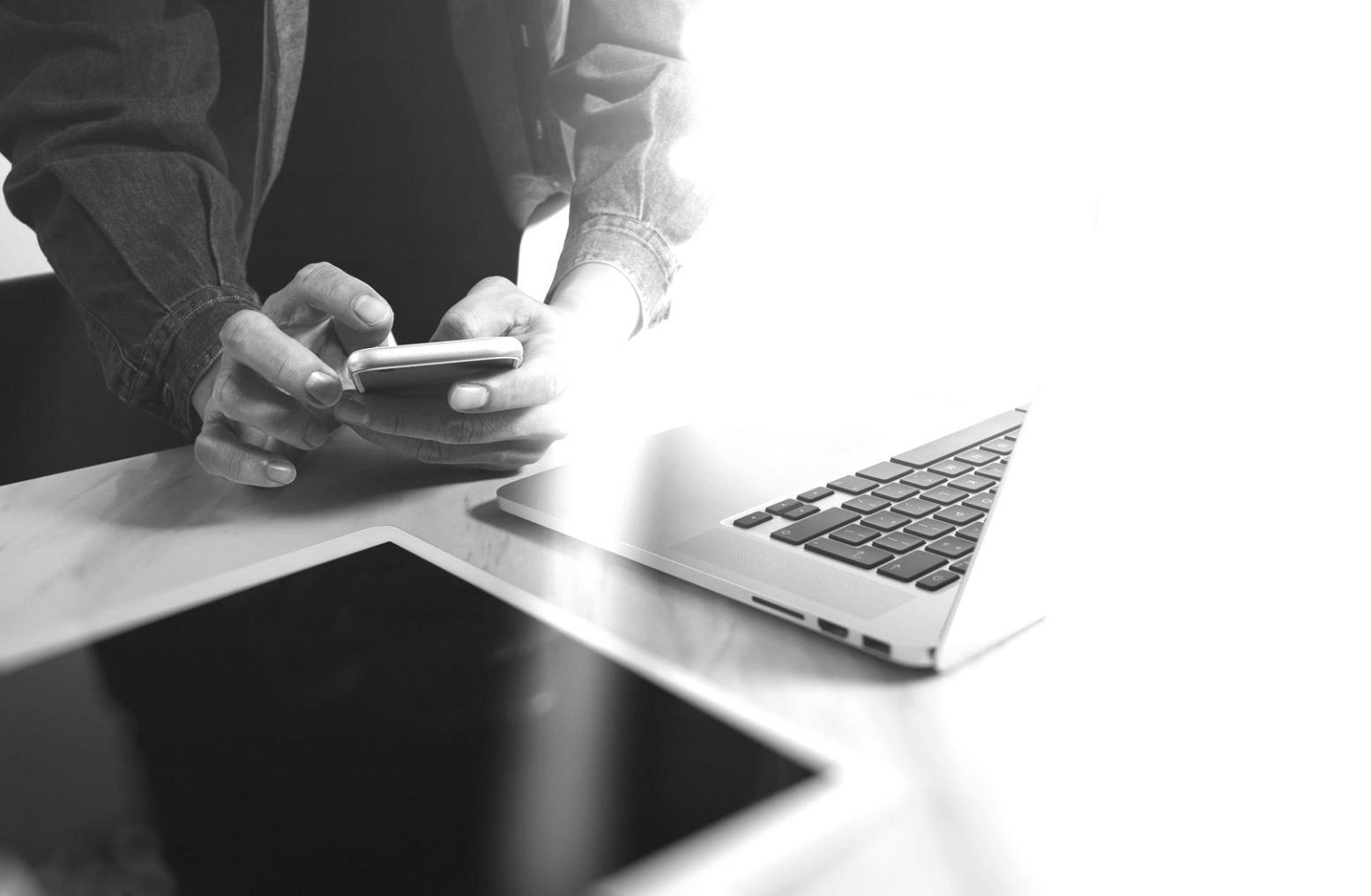 Sesiune practică de programare JavaScript — studenți lucrând cu cod real